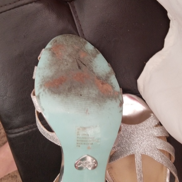 2 in sparkly heels - Picture 3 of 4